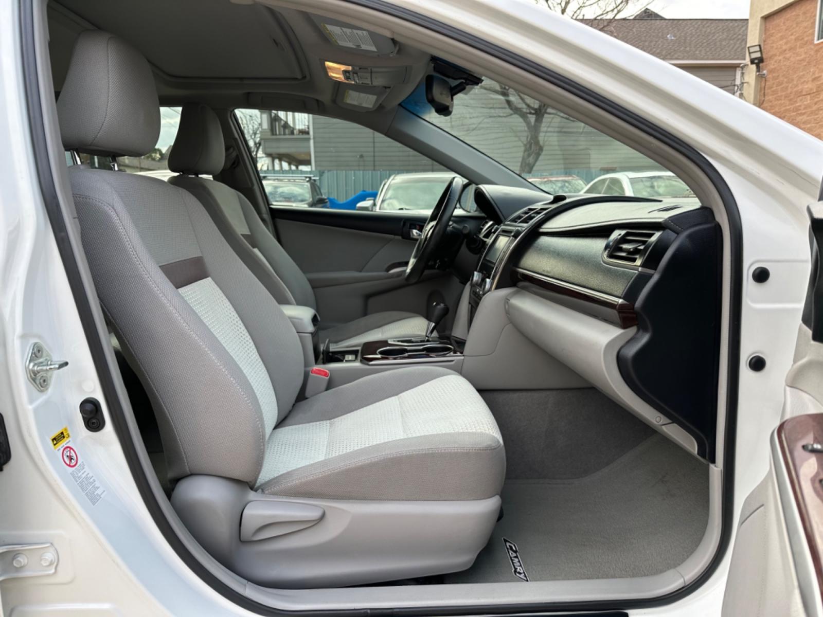 2012 White /Silver Toyota Camry XLE (4T4BF1FK0CR) with an 2.5L engine, Automatic transmission, located at 1501 West 15th St., Houston, 77008, (713) 869-2925, 29.797941, -95.411789 - Photo #4